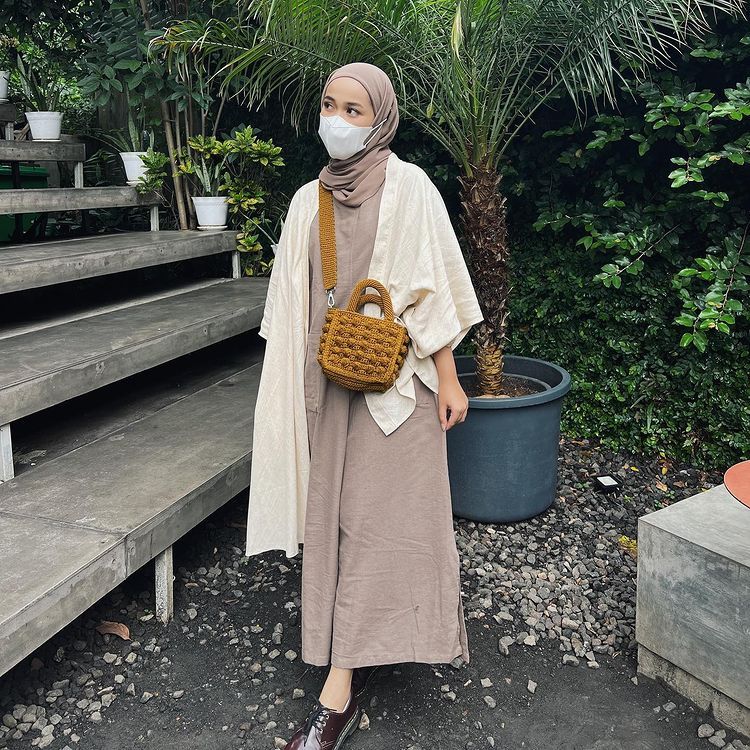 9 Inspirasi Outfit Terbaru dari Indy Ratna, Style ala Cewek Kue Nih