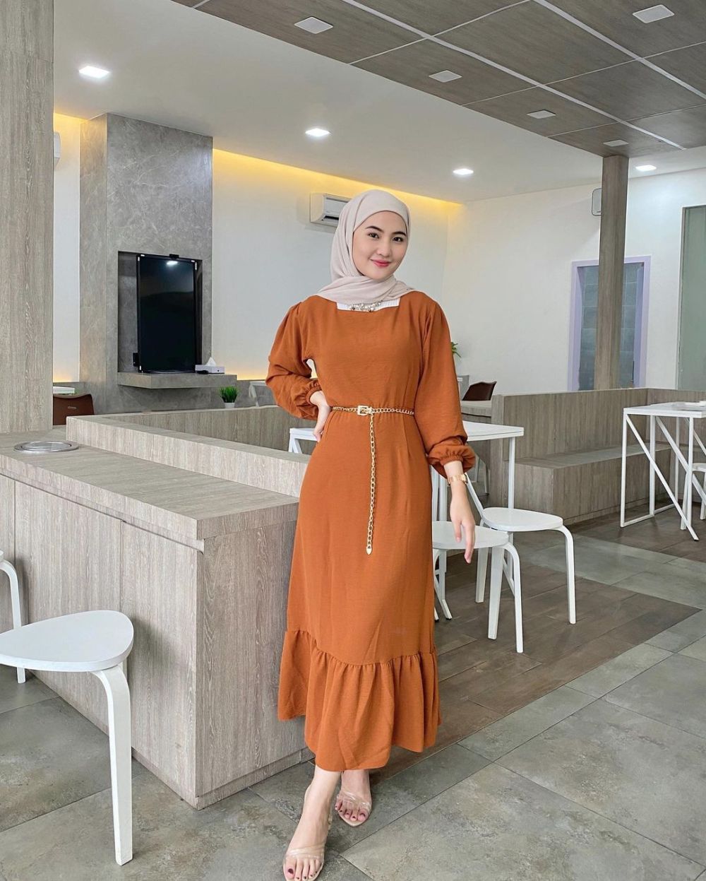 10 Inspirasi OOTD Hijab Dress ala Intan Ghazella, Gayanya Girly Abis!