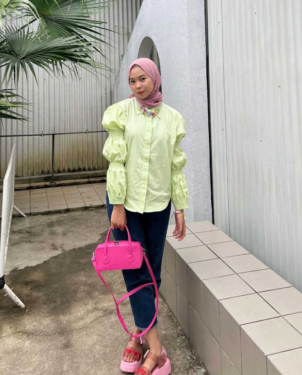 10 Inspirasi Outfit Hijab Cewek Kue ala Nira Novianti, Mudah Disontek!