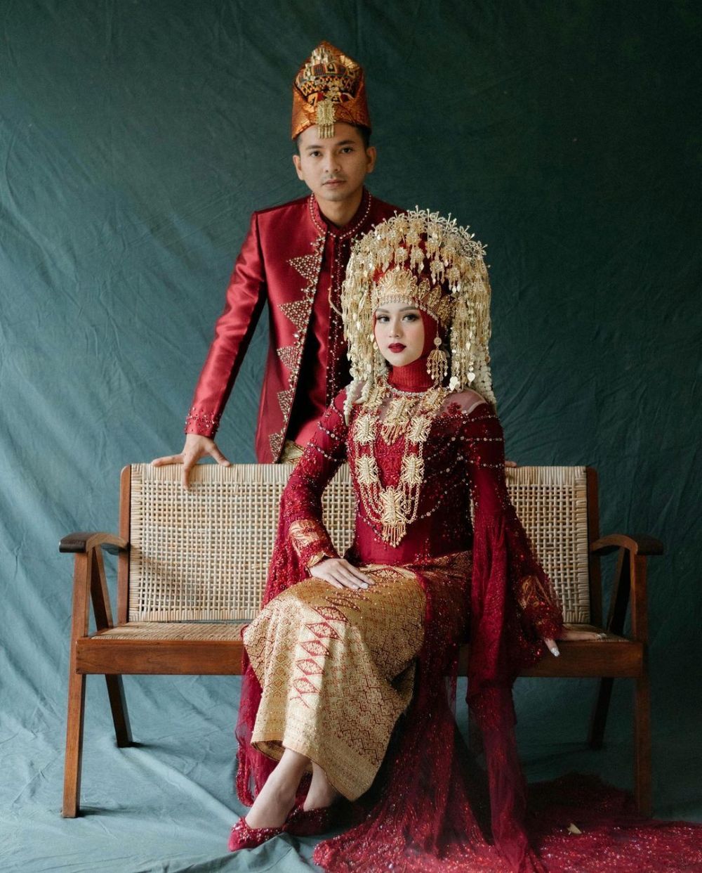 9 Pemotretan Pre-Wedding Alifhia Fitri Bertema Adat, Tampil Anggun!
