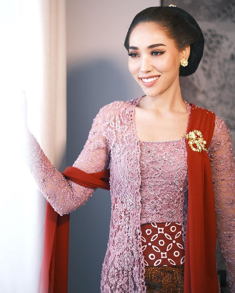 9 Outfit Kondangan ala Laksmi Miss Universe Indonesia, Stunning!