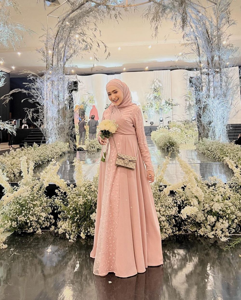 9 Style Kondangan dengan Dress ala Seviqe Febinita untuk Hijabers