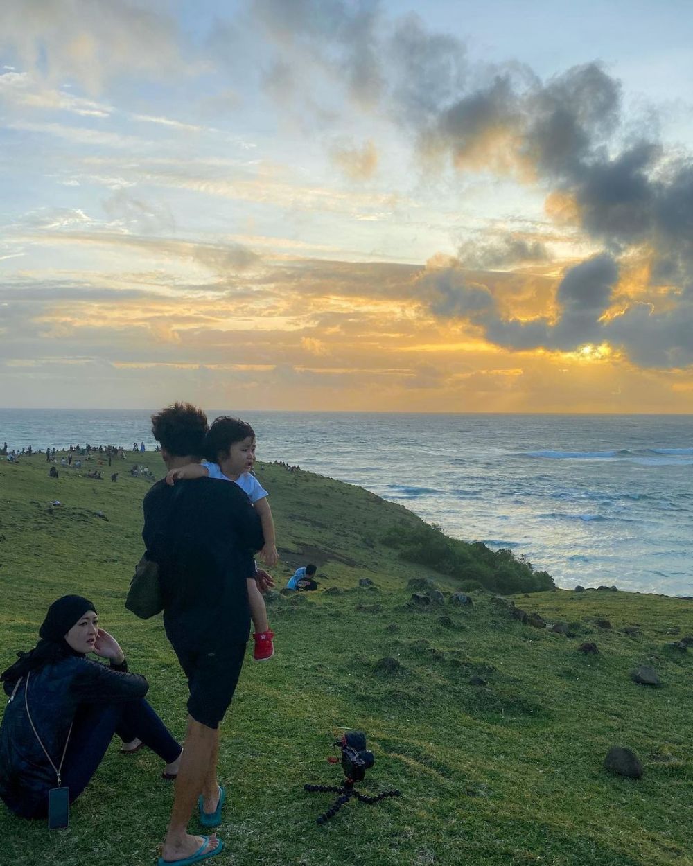 10 Potret Keluarga Kecil YouTuber Neo Japan yang Asik Mudik ke Lombok