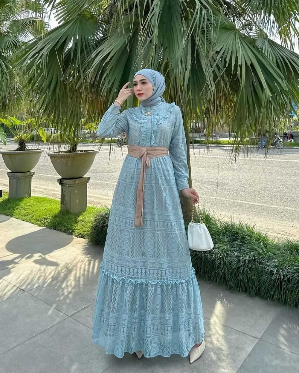 10 Inspirasi Outfit Hijab Nuansa Biru ala Yolla Anggita, Tampil Chic