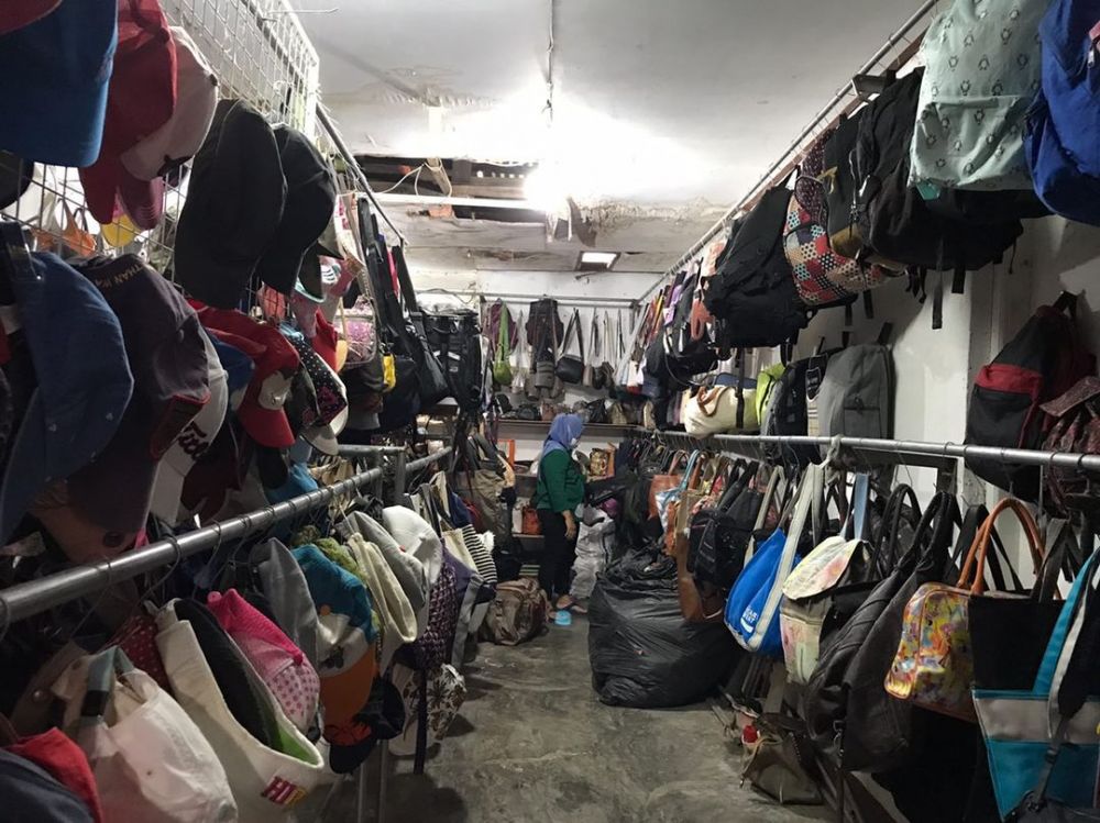 Berburu Barang Bekas di Thrift Shop Legend Karang Sukun Mataram