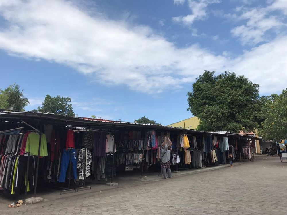 Berburu Barang Bekas di Thrift Shop Legend Karang Sukun Mataram