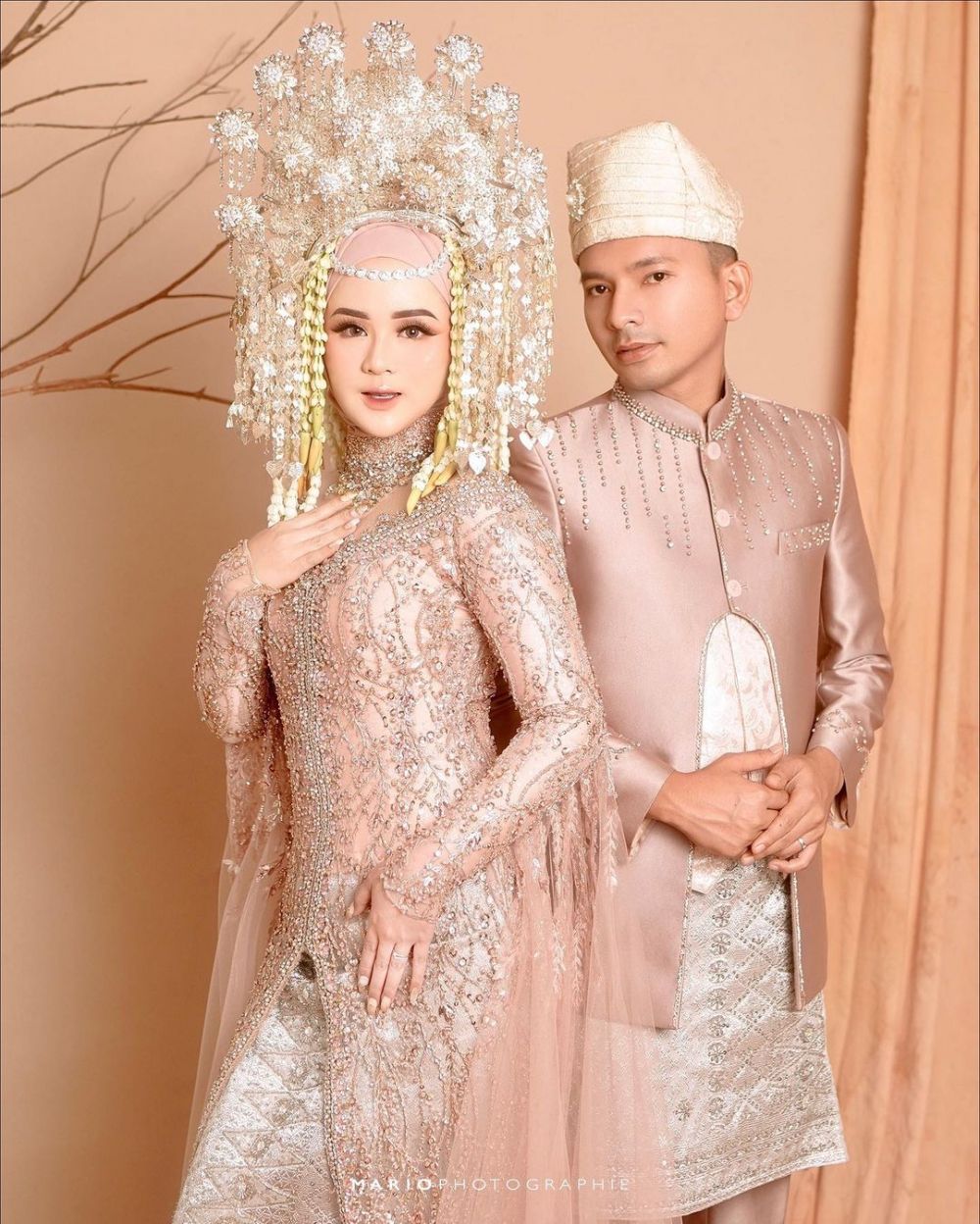 9 Pemotretan Pre-Wedding Alifhia Fitri Bertema Adat, Tampil Anggun!