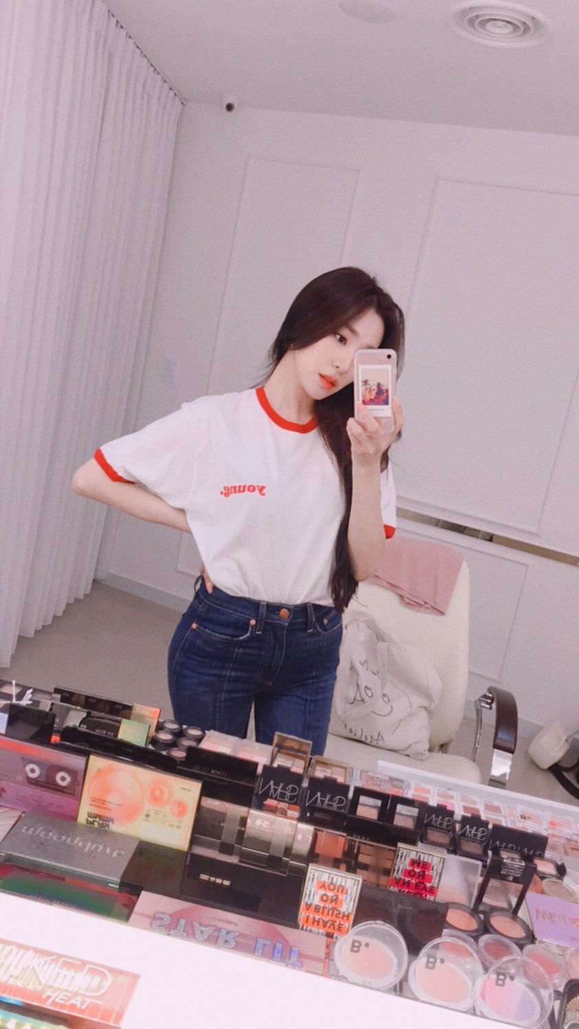 10 Ide OOTD Tiffany Young, Bisa untuk Hangout Hingga Kuliah