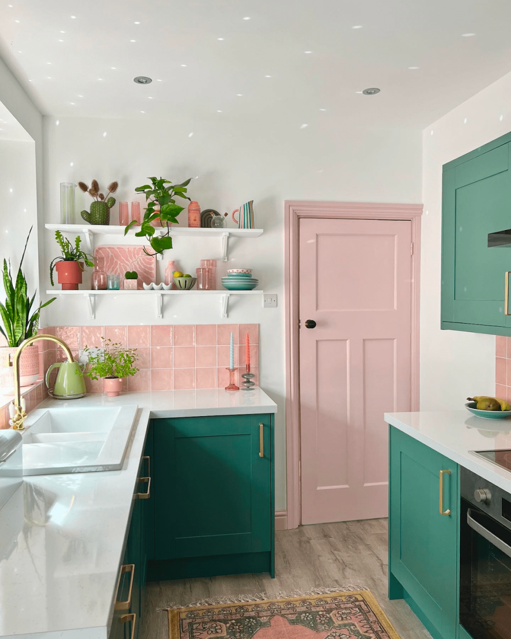 9 Inspirasi Desain Dapur Bertema Pastel, Gemasnya Bak Dapur Mainan!