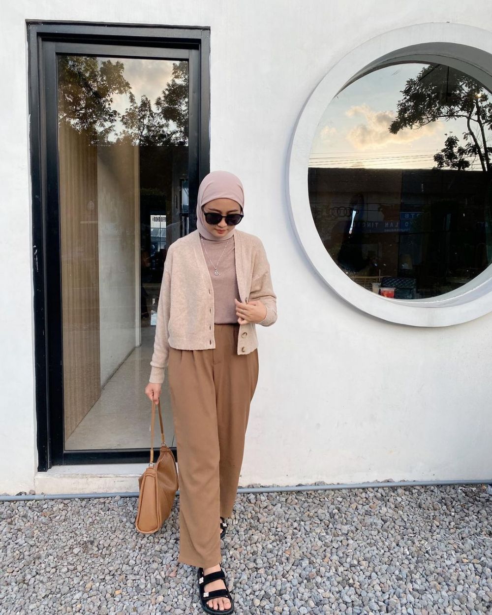 9 Ide Padu Padan Hijab Simple ala Selebgram Alfi Rida Istiqomah, Kece!