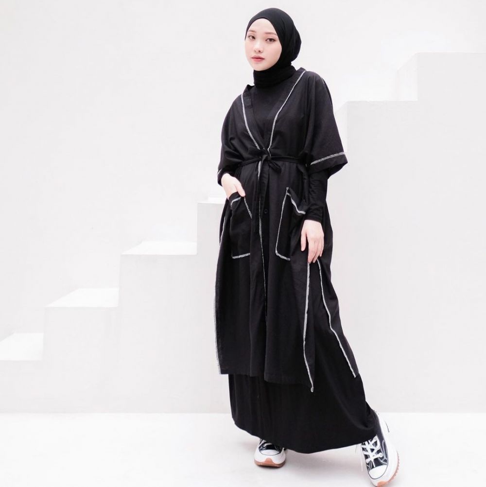 9 Ide Outfit Hijab Nuansa Hitam ala Julia Prastini, Simpel dan Modis 