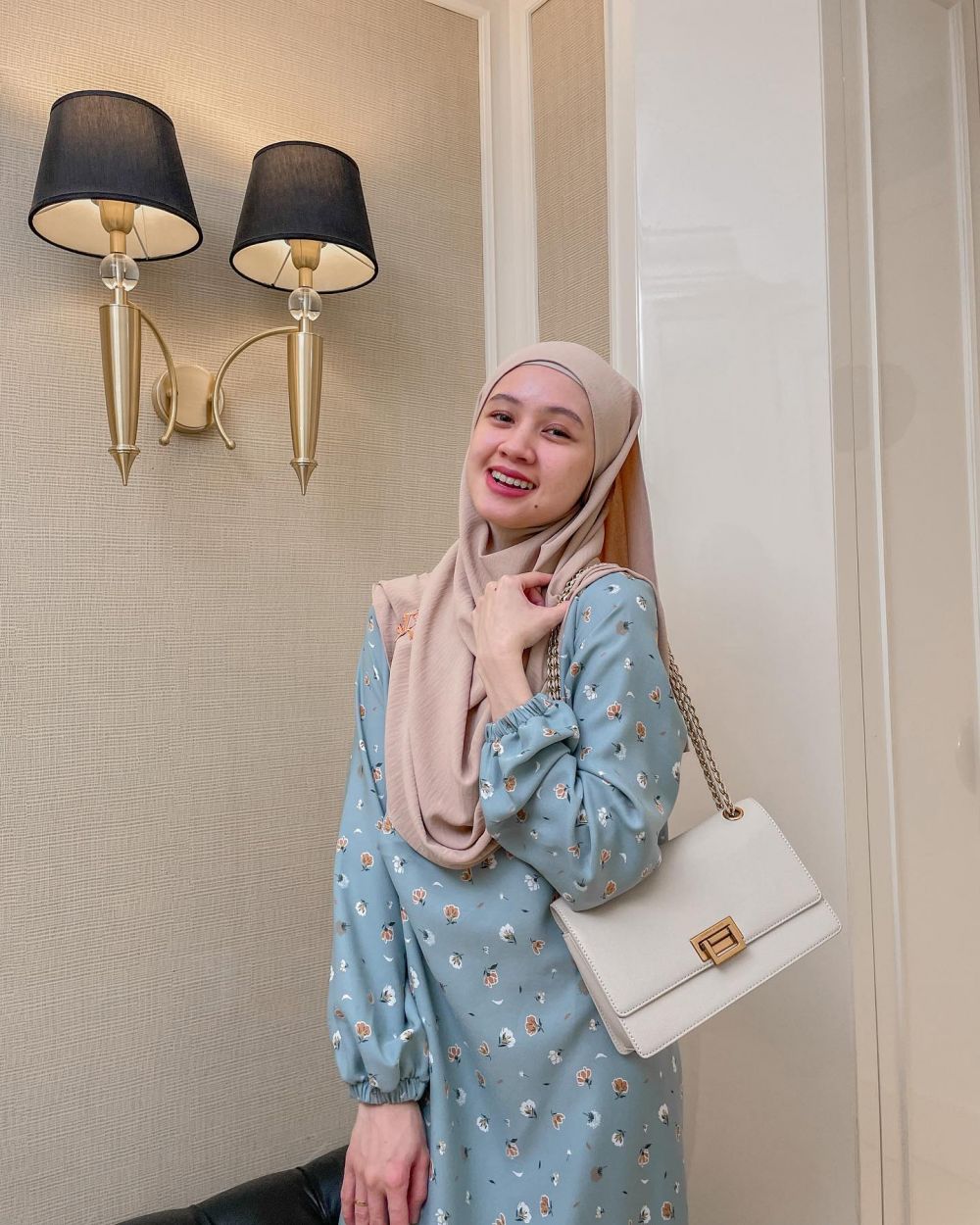 9 Ide OOTD Hijab Adinda Amira dengan Nuansa Floral, Chic!