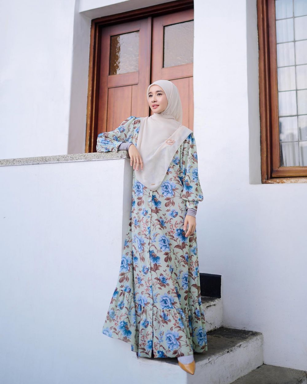 9 Ide OOTD Hijab Artis dengan Long Dress, Serba Anggun!