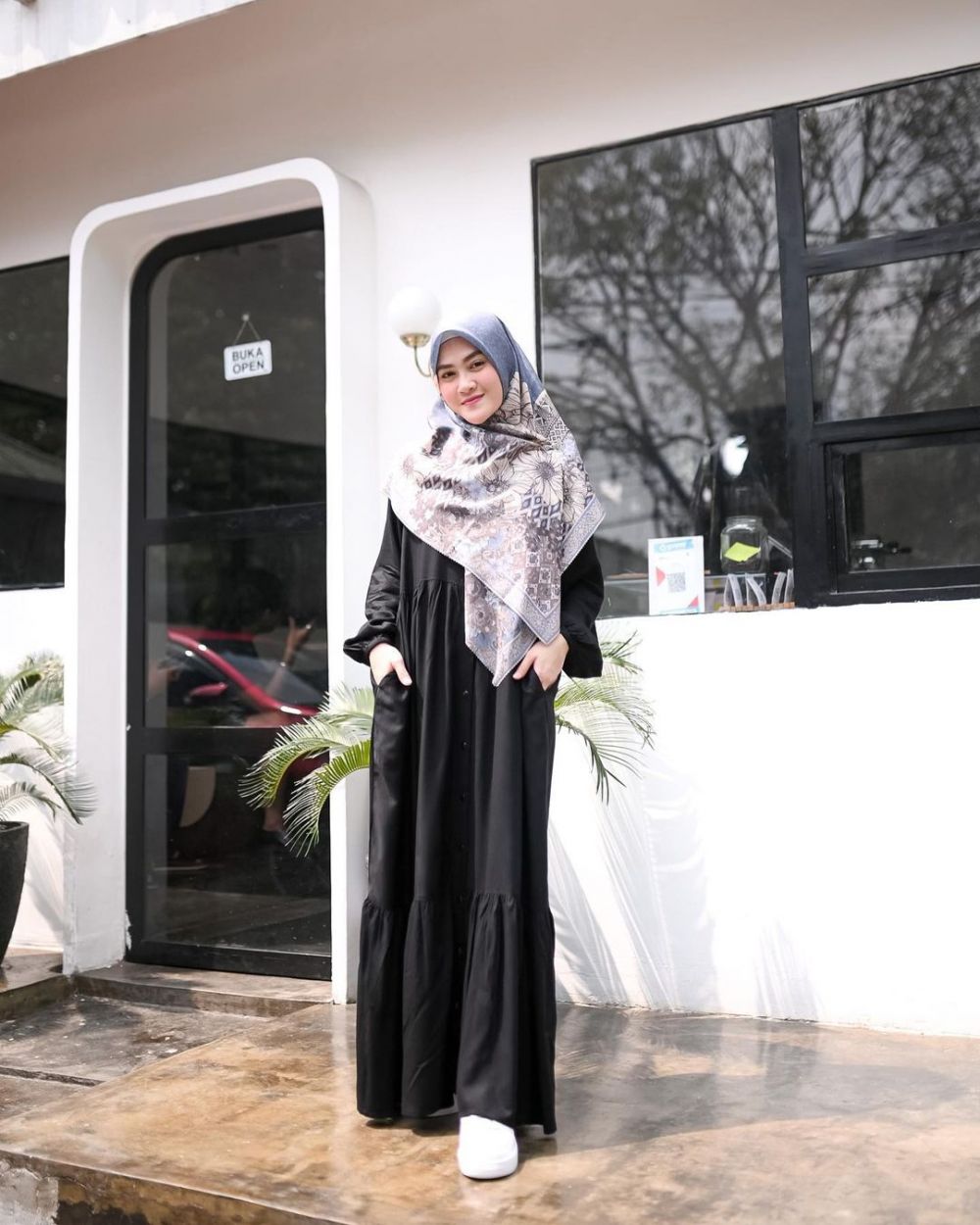 9 Mix and Match Outfit Hijab Nuansa Hitam ala Henny Rahman, Stylish! 