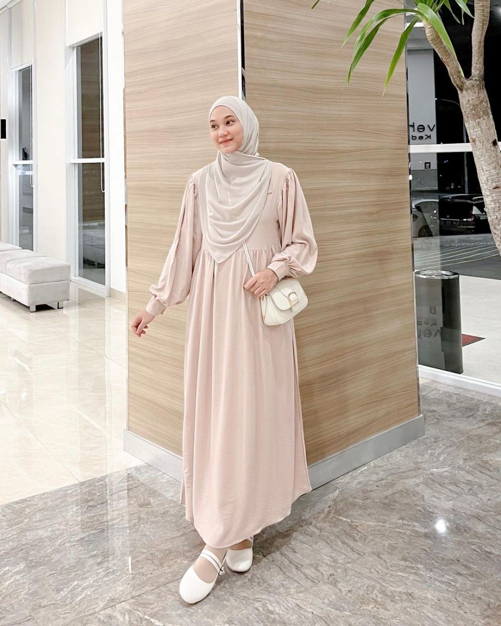 9 Padu Padan Dress Syar'i Nuansa Bumi ala Nyimas Juniar, Anggun