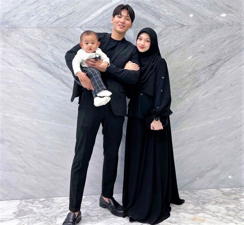 9 Ide Outfit Hijab Nuansa Hitam ala Julia Prastini, Simpel dan Modis 