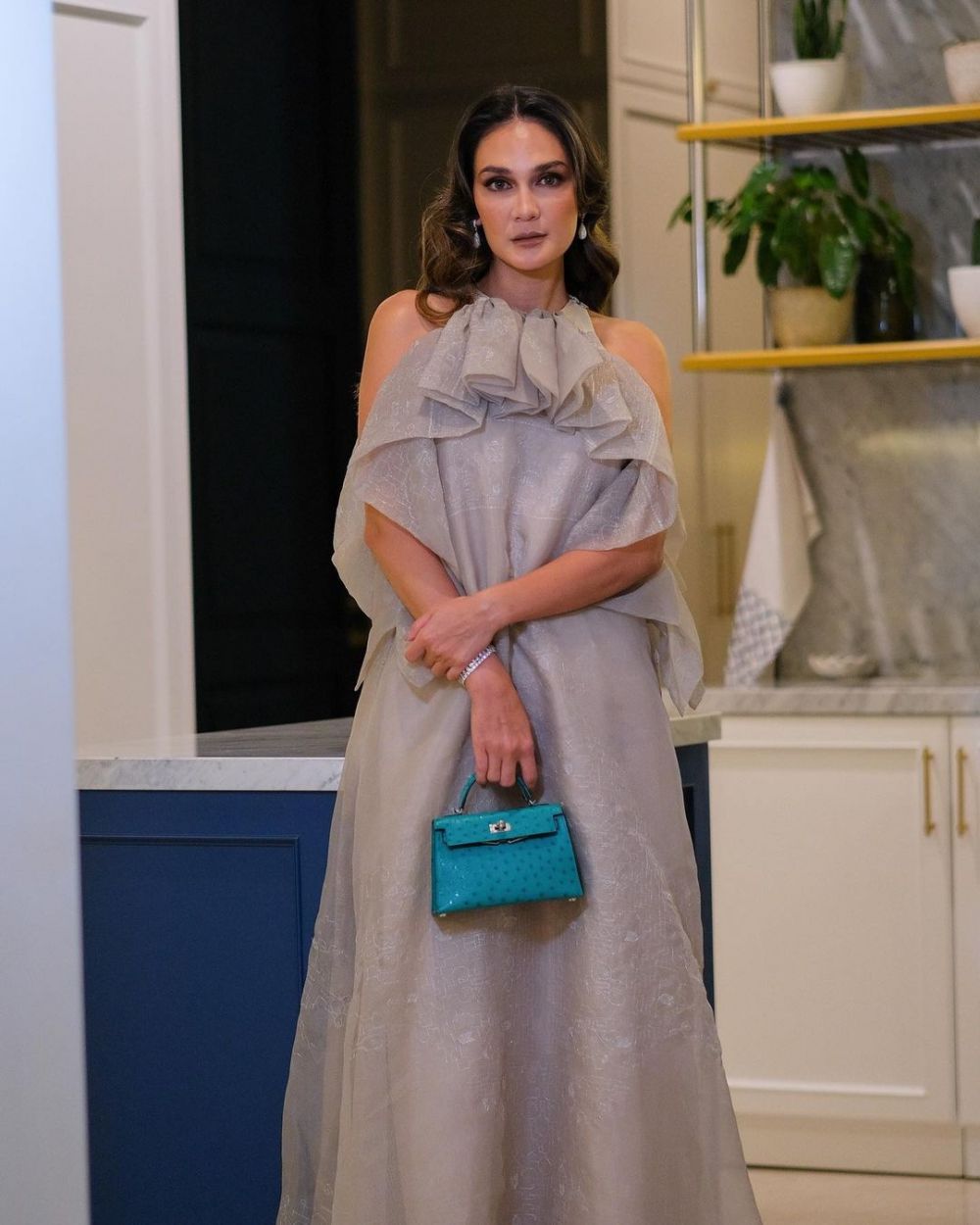 9 Potret Luna Maya dalam Balutan Gaun Mewah, Elegan dan Stunning!