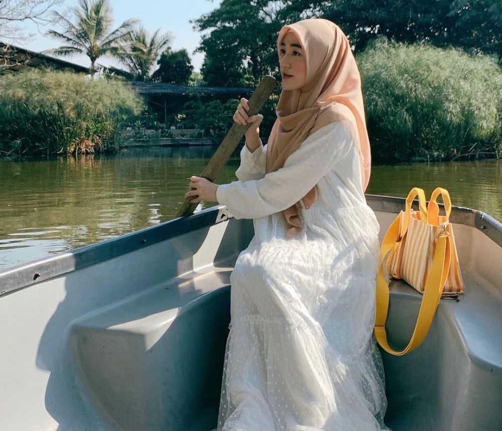 9 Inspirasi Outfit Busana Syari Nuansa Putih Ala Larissa Chou 