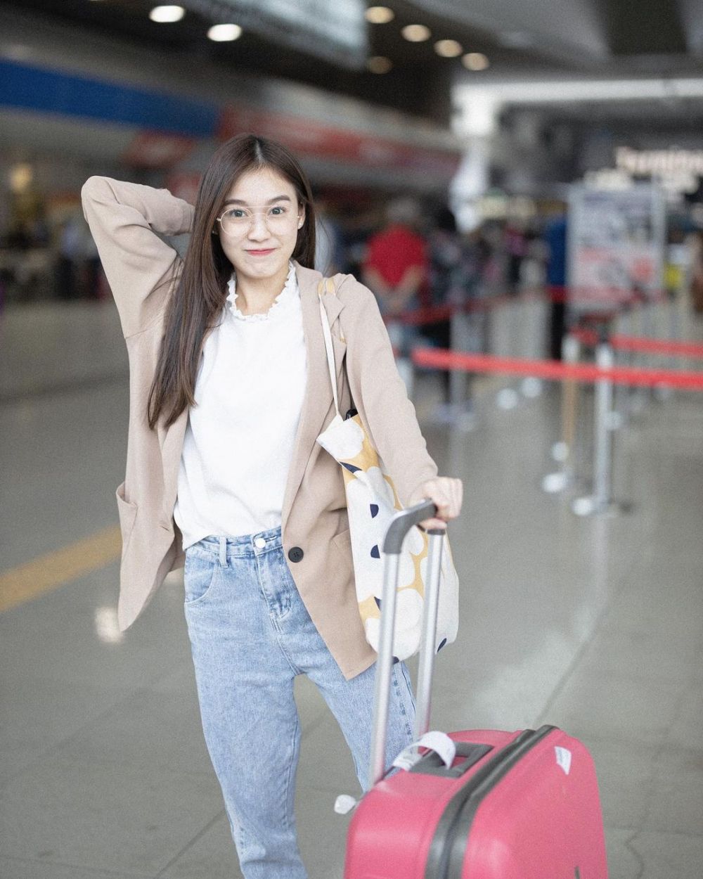 10 Padu Padan Outfit Pakai Outer ala Artis Thailand Love Pattranite