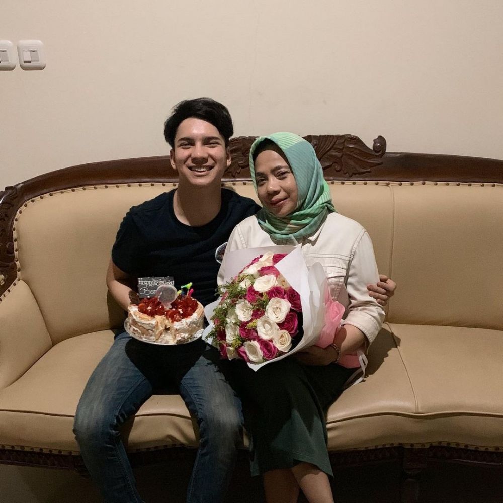 9 Kedekatan Endy Arfian Dengan Ibu, Jarang Disorot!