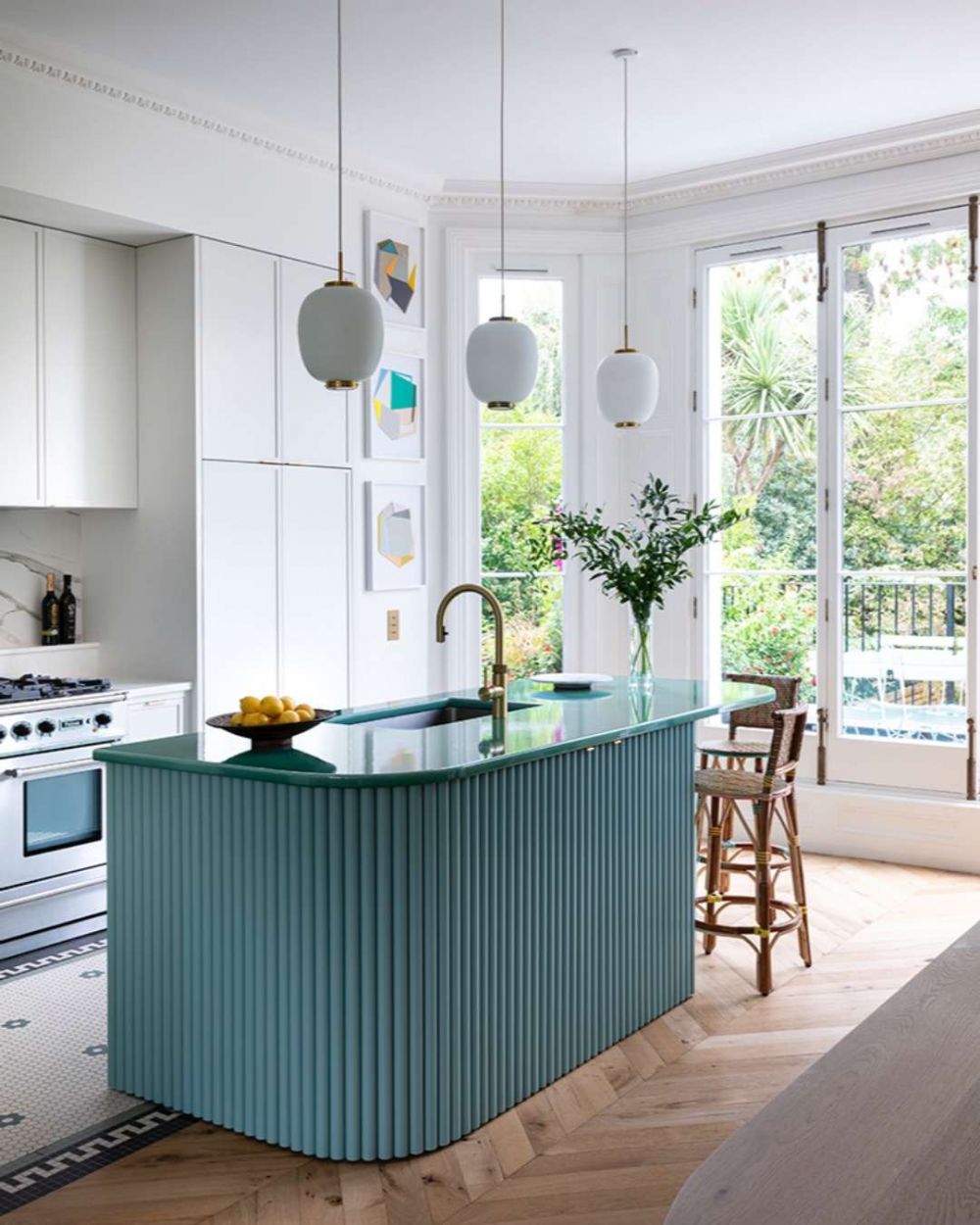 9 Inspirasi Desain Fluted Kitchen Set, Rustic Hingga Minimalis Modern