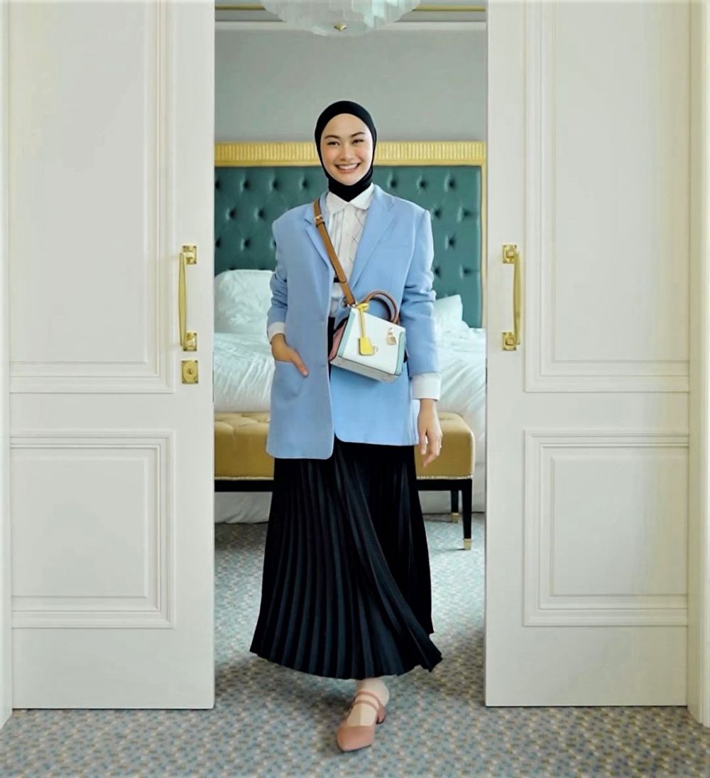 9 Gaya Hijab Modis dengan Rok Plisket ala Indah Nada Puspita