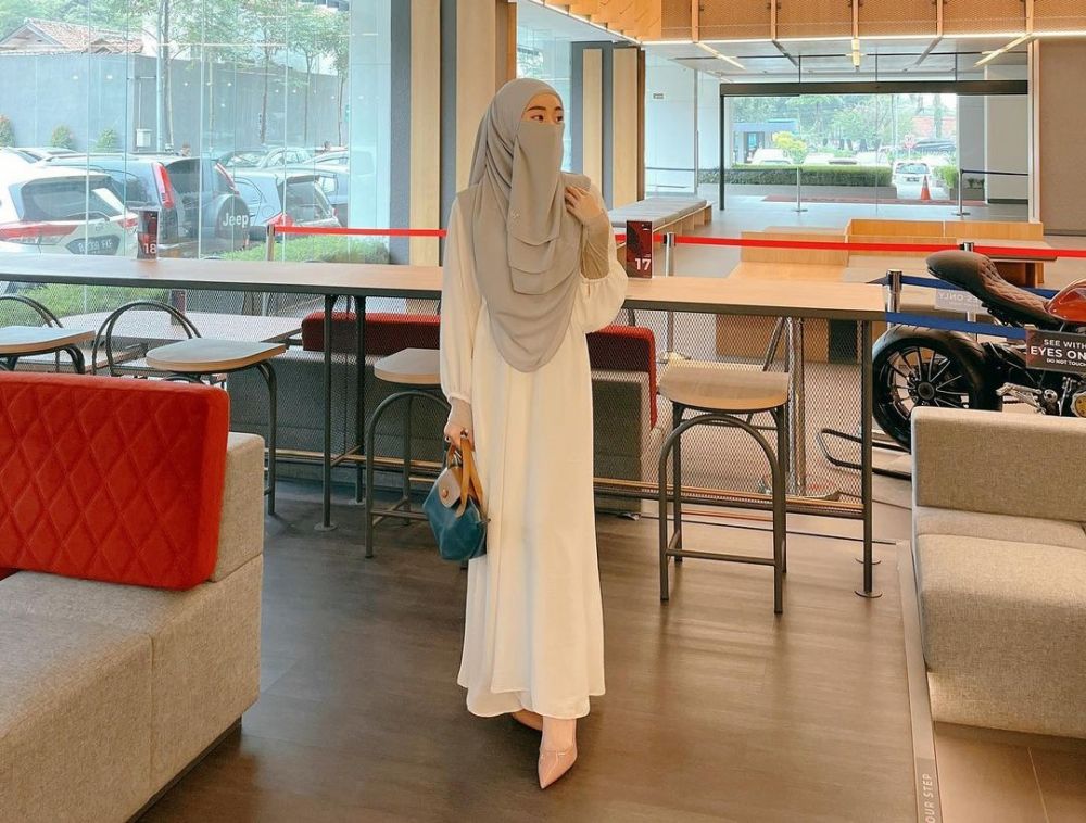 9 Inspirasi Outfit Busana Syari Nuansa Putih Ala Larissa Chou 