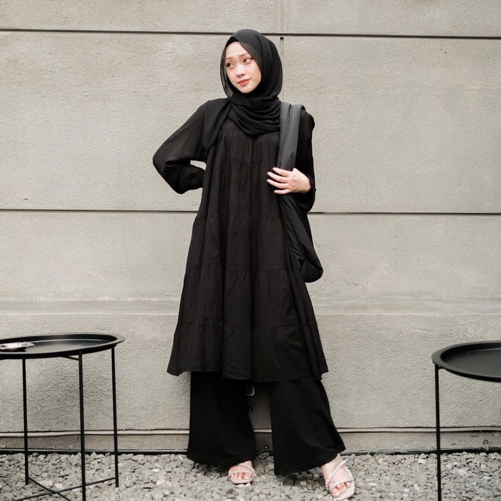 9 Ide Outfit Hijab Nuansa Hitam ala Julia Prastini, Simpel dan Modis 