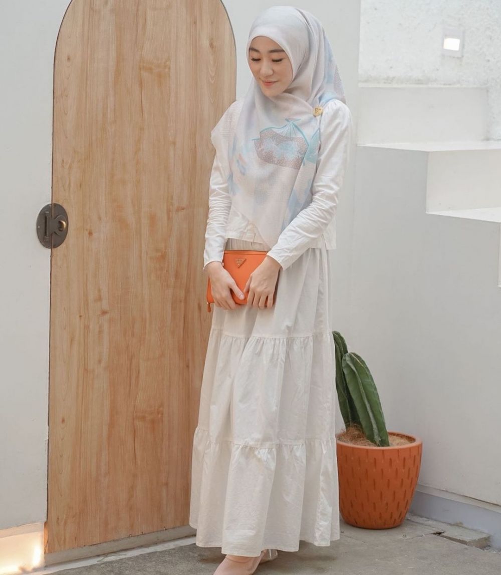 9 Inspirasi Outfit Busana Syari Nuansa Putih Ala Larissa Chou 