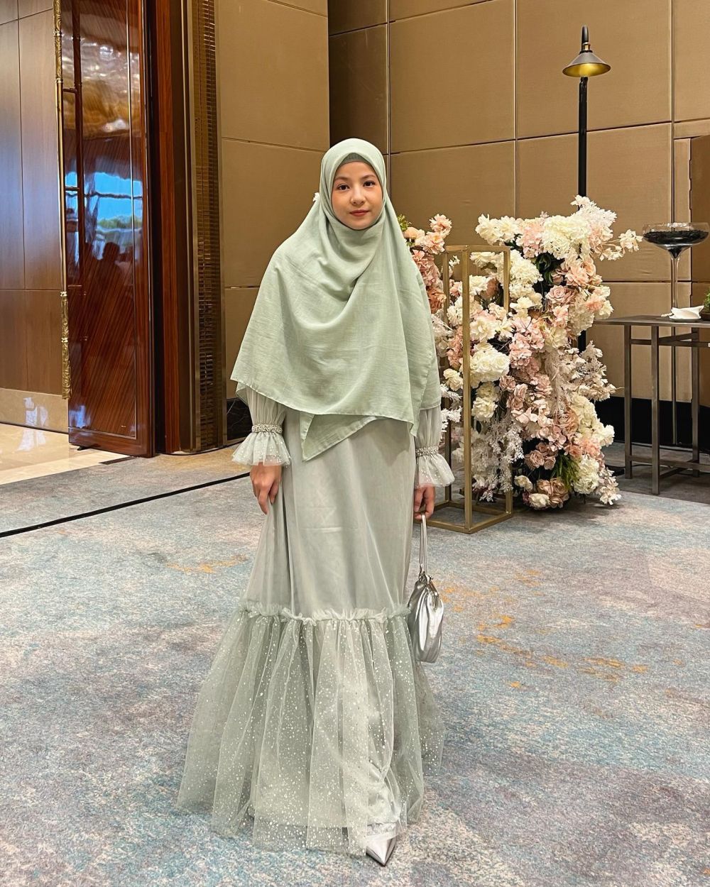9 Ide OOTD Hijab Syar'i ala Artis, Bikin Kamu Stunning! 