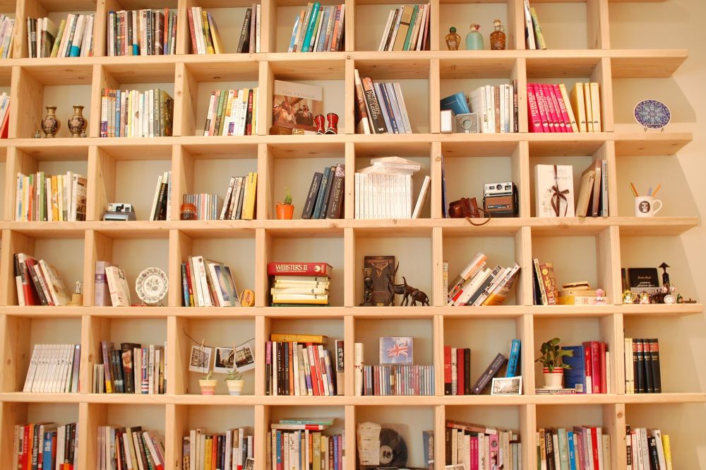 9 Inspirasi Rak Buku untuk Rumahmu, Vintage hingga Minimalis