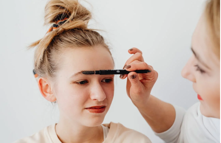 7 Tips Makeup Cuma Butuh Waktu 10 Menit, Gak Ribet!