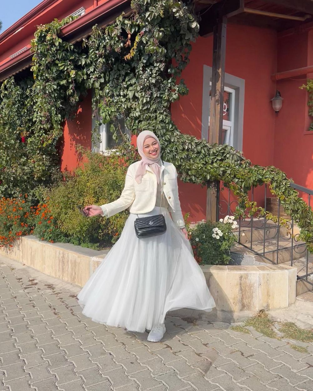 9 Potret Padu Padan Outfit Hijab ala Ananza Prili, Feminin! 