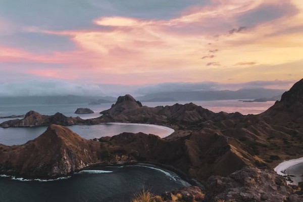 10 Destinasi Wisata Populer di Indonesia, Favorit Para Turis!