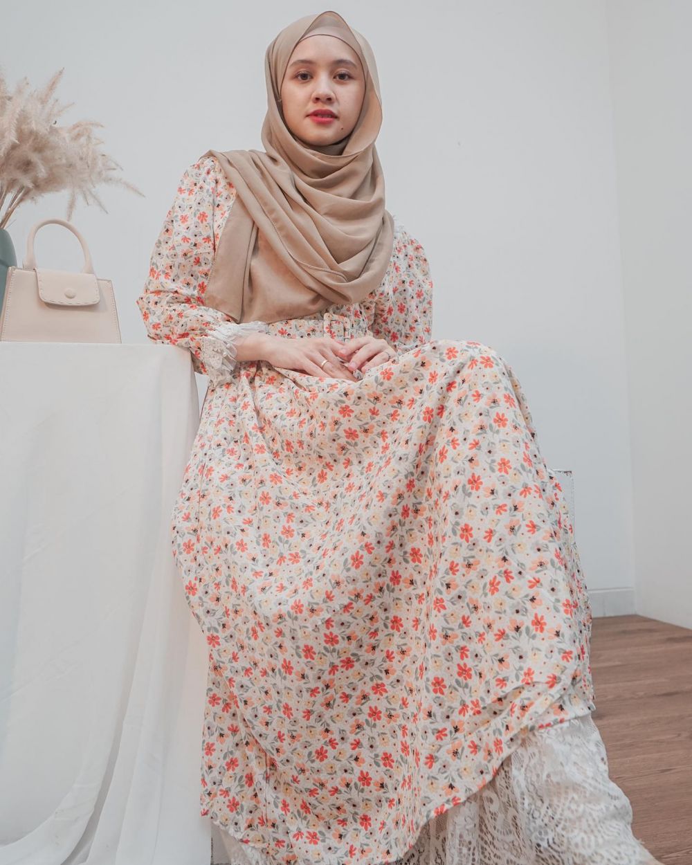 9 Ide OOTD Hijab Adinda Amira dengan Nuansa Floral, Chic!