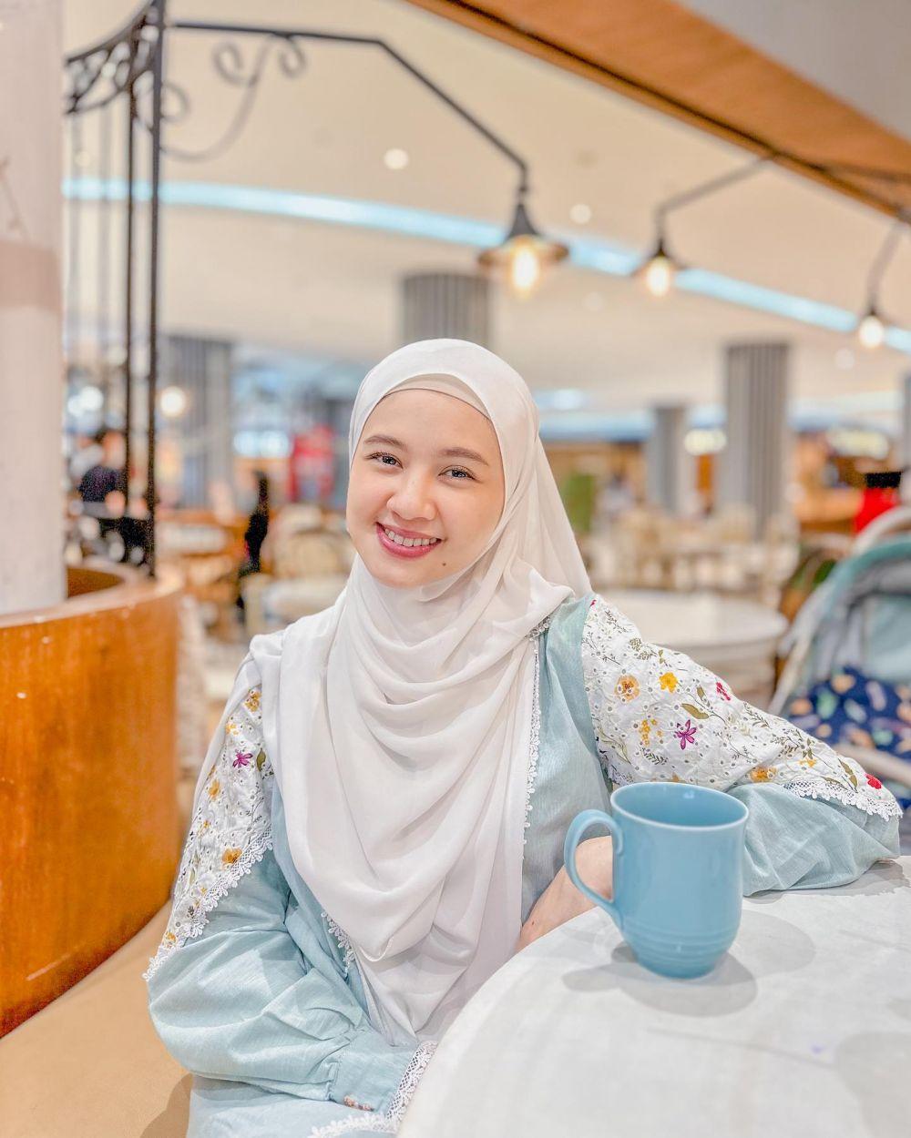 9 Ide OOTD Hijab Adinda Amira dengan Nuansa Floral, Chic!