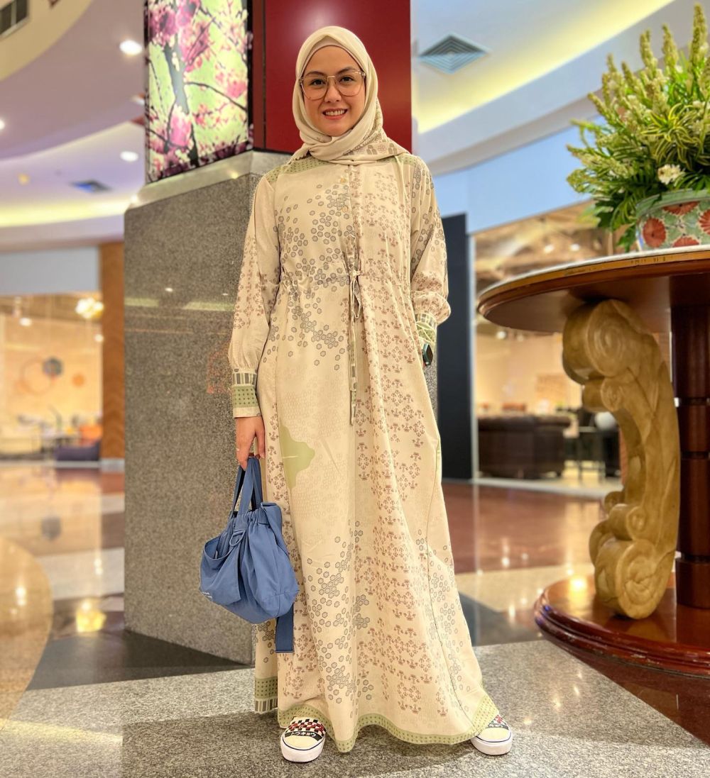 9 Ide OOTD Hijab Artis dengan Long Dress, Serba Anggun!