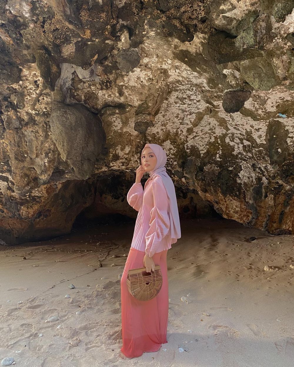 13 Padu Padan Outfit Hijab ala Bella Attamimi, Cheerful!