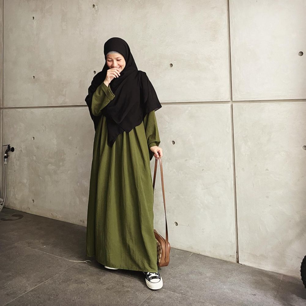 9 Ide OOTD Hijab Artis dengan Long Dress, Serba Anggun!