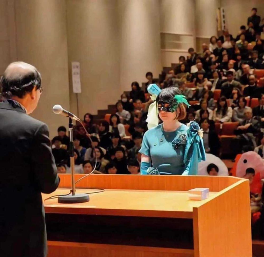 Potret Kocak Mahasiswa Wisuda di Kyoto University, Kostumnya Unik!