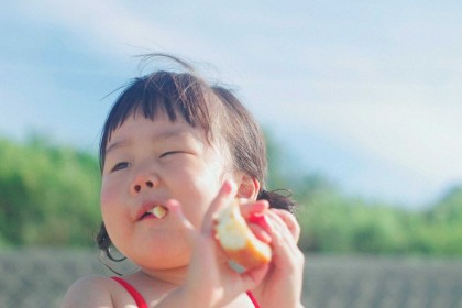 5 Tips Membatasi Kebiasaan Makan Manis Anak, Ganti Buah