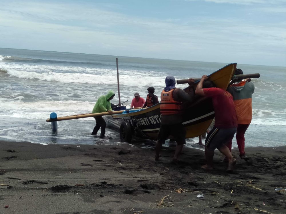 Gelombang Tinggi, Nelayan Pantai Samas Tak Bisa Berlebaran