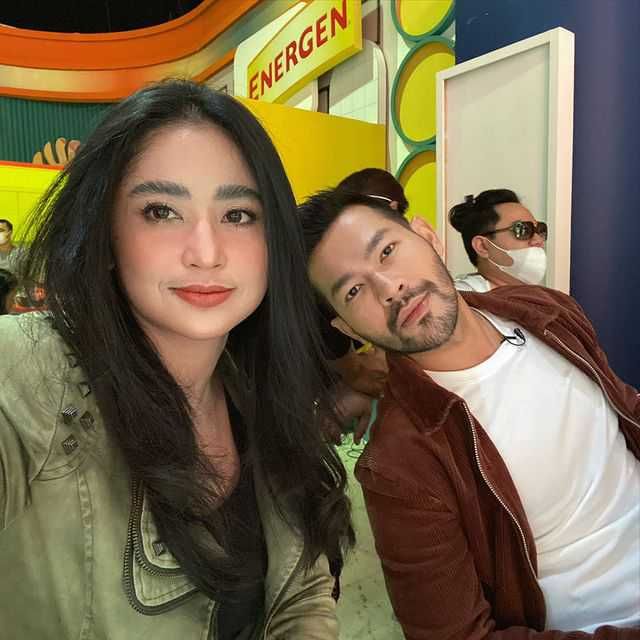 Potret Mesra Dewi Perssik Dan Rian Ibram 