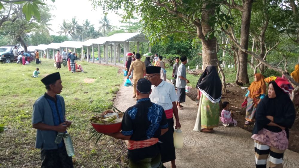 Warga Denggen Lombok Timur Menggelar Tradisi 'Selamet Dowong'