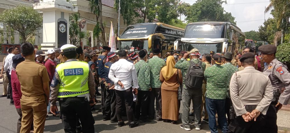 Ratusan Kades di Lamongan Demo ke Jakarta, Minta Jabatan Diperpanjang