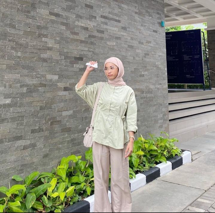 9 Inspirasi OOTD Smart Casual ala Natasya Sabiila, Trendy dan Stylish