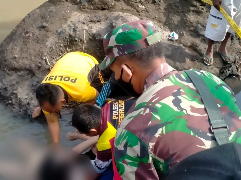 Mayat Perempuan Ditemukan Ngambang di Sungai Banyuwangi