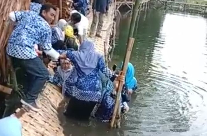 Asyik Berswafoto, Puluhan Pengunjung Wisata Ini Kecebur Sungai