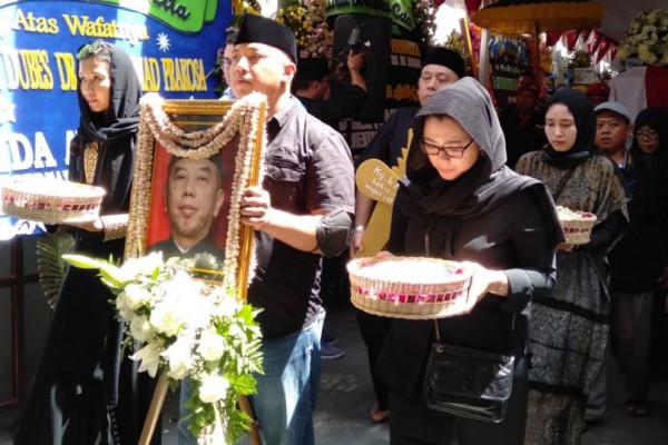 Ribuan Pelayat Antarkan M Prakosa ke Peristirahatan Terakhir