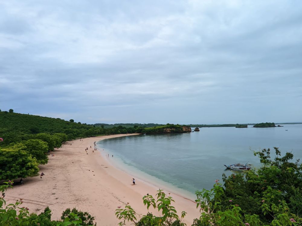 Pengelola Pantai Pink Luncurkan Paket Wisata 'Camping Ground'